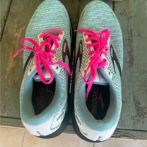 Brooks Blue and Pink Athletic Shoes Vibrant Design